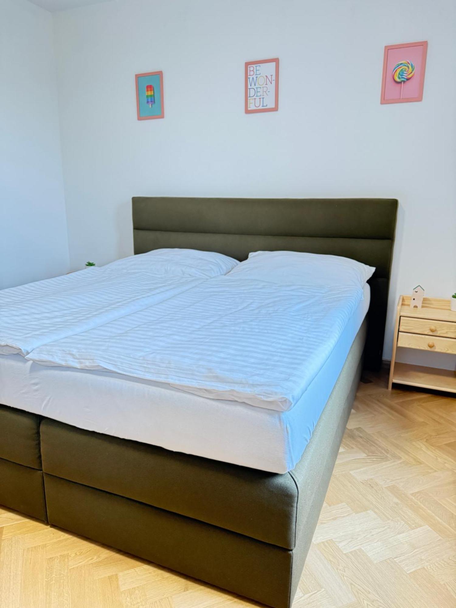 Familyvilla, New 4 Luxury Big Apartments, Parking * Praga